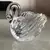 Foto de um(a) Antigo Vaso Bowl Escultura De Cisne Em Cristal, da categoria de Escultura. Linda peça em demi cristal, muito versátil e decorativa. Pode ser usada de diversas maneiras. Medidas 10x12cm. Mostrado de uma perspectiva diferente. Vendido no marketplace Trésors.