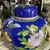 Foto de um(a) Antigo Vaso Potiche Chinês Oriental Em Bronze Cloisonné, da categoria de Vasos e recipientes. Antigo e majestoso potiche bojudo em metal Cloisonné. Peça imponente, com bastante riqueza de detalhes, linda cor azul royal... Mostrado de uma perspectiva diferente. Vendido no marketplace Trésors.