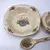 Foto de um(a) Antigo Raro Conjunto Sobremesa Tigela Porcelana Inglesa H&K, da categoria de Travessas e tigelas. H&K Tunstall - Hollinshead & Kirkham. Antigo e lindo conjunto para sobremesa, composto de uma tigela maior, seis tigelinhas... Mostrado de uma perspectiva diferente. Vendido no marketplace Trésors.
