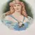 Foto de um(a) Antigo Prato De Parede Bandeja Medalhão Porcelana Italiana, da categoria de Pratos Decorativos. Lindo, grande e em perfeito estado.Pintura feita à mão, assinado. Medidas 23x25cm. Mostrado de uma perspectiva diferente. Vendido no marketplace Trésors.