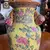 Foto de um(a) Antigo Raro Par Vaso Jarro Oriental Em Porcelana Japonesa, da categoria de Vasos. Antigo e especial par de vasos orientais em porcelana artística japonesa. Ricamente pintados à mão, decoração com flores e... Mostrado de uma perspectiva diferente. Vendido no marketplace Trésors.