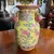 Foto de um(a) Antigo Raro Par Vaso Jarro Oriental Em Porcelana Japonesa, da categoria de Vasos. Antigo e especial par de vasos orientais em porcelana artística japonesa. Ricamente pintados à mão, decoração com flores e... Mostrado de uma perspectiva diferente. Vendido no marketplace Trésors.