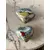 Foto de um(a) Antigo Par De Caixinhas Decorativas Colecionáveis Pássaros, da categoria de Cestos e Caixas. Antigo e maravilhoso par de caixinhas decorativas em metal esmaltado à mão com decoração de pássaros. Bastante riqueza de... Mostrado de uma perspectiva diferente. Vendido no marketplace Trésors.