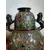 Foto de um(a) Antigo Raro Vaso Jarro Japonês Cães Fó Bronze Cloisonné XIX, da categoria de Vasos. Antigo e imponente vaso artístico com alças em bronze com Cloisonné, peça de excelente qualidade. Linda decoração com flores... Mostrado de uma perspectiva diferente. Vendido no marketplace Trésors.