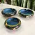 Foto de um(a) Antigo Trio De Cinzeiros Orientais Em Bronze Cloisonné, da categoria de Cinzeiros. Antigos e lindos cinzeiros orientais feitos à mão em Cloisonné. Decorados com flores e folhagens, com esmalte azul na parte... Mostrado de uma perspectiva diferente. Vendido no marketplace Trésors.