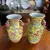 Foto de um(a) Antigo Raro Par Vaso Jarro Oriental Em Porcelana Japonesa, da categoria de Vasos. Antigo e especial par de vasos orientais em porcelana artística japonesa. Ricamente pintados à mão, decoração com flores e... Mostrado de uma perspectiva diferente. Vendido no marketplace Trésors.