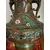 Foto de um(a) Antigo Vaso Com Alças Japonês Oriental Em Bronze Cloisonné, da categoria de Vasos. Antigo e importante vaso artístico com alças em bronze com Cloisonné, peça de excelente qualidade. Cada lado da peça segue... Mostrado de uma perspectiva diferente. Vendido no marketplace Trésors.