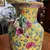 Foto de um(a) Antigo Raro Par Vaso Jarro Oriental Em Porcelana Japonesa, da categoria de Vasos. Antigo e especial par de vasos orientais em porcelana artística japonesa. Ricamente pintados à mão, decoração com flores e... Mostrado de uma perspectiva diferente. Vendido no marketplace Trésors.