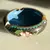 Foto de um(a) Antigo Trio De Cinzeiros Orientais Em Bronze Cloisonné, da categoria de Cinzeiros. Antigos e lindos cinzeiros orientais feitos à mão em Cloisonné. Decorados com flores e folhagens, com esmalte azul na parte... Mostrado de uma perspectiva diferente. Vendido no marketplace Trésors.