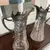 Foto de um(a) Antigo Raro Par De Jarras Claret Jug Cristal Art Nouveau Wmf, da categoria de Garrafas, potes e jarros. WMF. Antigo e raro par de grandes jarras Claret jug em cristal alemão lapidadas à mão, linda decoração floral em relevo.... Mostrado de uma perspectiva diferente. Vendido no marketplace Trésors.