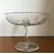 Foto de um(a) Antiga Fina Fruteira Centro De Mesa Cristal Francês Baccarat, da categoria de Fruteiras. Baccarat. Antiga e fina fruteira em cristal francês, toda lapidada à mão com linhas geométricas formando estrelas, o fundo... Mostrado de uma perspectiva diferente. Vendido no marketplace Trésors.