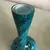 Foto de um(a) Antigo Jarro Vaso Solitário Em Murano Italiano Feito À Mão, da categoria de Vasos. Lindo vaso em Murano italiano feito à mão. Peça imponente. Período Art Deco. Cores vivas e brilhantes, muito decorativo. ... Mostrado de uma perspectiva diferente. Vendido no marketplace Trésors.