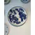 Foto de um(a) Antigo Prato Medalhão Porcelana Japonesa Imari Azul E Branco, da categoria de Pratos Decorativos. ~ Imari Blue and White ~ A celebre porcelana japonesa. Antigo e grande prato/medalhão em porcelana artística pintado à mão.... Mostrado de uma perspectiva diferente. Vendido no marketplace Trésors.