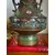 Foto de um(a) Antigo Vaso Com Alças Japonês Oriental Em Bronze Cloisonné, da categoria de Vasos. Antigo e importante vaso artístico com alças em bronze com Cloisonné, peça de excelente qualidade. Cada lado da peça segue... Mostrado de uma perspectiva diferente. Vendido no marketplace Trésors.