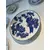 Foto de um(a) Antigo Prato Medalhão Porcelana Japonesa Imari Azul E Branco, da categoria de Pratos Decorativos. ~ Imari Blue and White ~ A celebre porcelana japonesa. Antigo e grande prato/medalhão em porcelana artística pintado à mão.... Mostrado de uma perspectiva diferente. Vendido no marketplace Trésors.