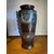 Foto de um(a) Antigo Vaso Jarro Oriental Com Dragão Em Bronze Cloisonné, da categoria de Vasos. Antigo e super diferente vaso em bronze artístico japonês, técnica de trabalho feito à mão chamado de Cloisonné. Na frente... Mostrado de uma perspectiva diferente. Vendido no marketplace Trésors.