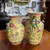 Foto de um(a) Antigo Raro Par Vaso Jarro Oriental Em Porcelana Japonesa, da categoria de Vasos. Antigo e especial par de vasos orientais em porcelana artística japonesa. Ricamente pintados à mão, decoração com flores e... Mostrado de uma perspectiva diferente. Vendido no marketplace Trésors.