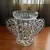 Foto de um(a) Antigo Raro Vaso Art Deco Em Vidro Tcheco Libochovice Glass, da categoria de Vasos. Libochovice Glass - Tchecoslováquia. Antigo e raro vaso em vidro artístico com incrível lapidação diamante e alças com... Mostrado de uma perspectiva diferente. Vendido no marketplace Trésors.