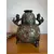 Foto de um(a) Antigo Raro Vaso Jarro Japonês Cães Fó Bronze Cloisonné XIX, da categoria de Vasos. Antigo e imponente vaso artístico com alças em bronze com Cloisonné, peça de excelente qualidade. Linda decoração com flores... Mostrado de uma perspectiva diferente. Vendido no marketplace Trésors.