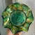 Foto de um(a) Antigo Raro Bowl Vidro Com Uralina Carnival Glass Northwood, da categoria de Centro de mesa. Uranium (contém uralina) Northwood Carnival Glass. Antigo bowl/centro de mesa em vidro artístico americano dito “Carnival... Mostrado de uma perspectiva diferente. Vendido no marketplace Trésors.