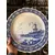 Foto de um(a) Antigos Pratos Medalhões Porcelana Azul E Branco Delft Blue, da categoria de Pratos Decorativos. ~ Delft Blue ~ Antigo e raro conjunto com quatro grandes pratos/medalhões decorativos em porcelana artística, da renomada... Mostrado de uma perspectiva diferente. Vendido no marketplace Trésors.
