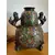 Foto de um(a) Antigo Raro Vaso Jarro Japonês Cães Fó Bronze Cloisonné XIX, da categoria de Vasos. Antigo e imponente vaso artístico com alças em bronze com Cloisonné, peça de excelente qualidade. Linda decoração com flores... Mostrado de uma perspectiva diferente. Vendido no marketplace Trésors.