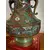 Foto de um(a) Antigo Vaso Com Alças Japonês Oriental Em Bronze Cloisonné, da categoria de Vasos. Antigo e importante vaso artístico com alças em bronze com Cloisonné, peça de excelente qualidade. Cada lado da peça segue... Mostrado de uma perspectiva diferente. Vendido no marketplace Trésors.