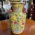 Foto de um(a) Antigo Raro Par Vaso Jarro Oriental Em Porcelana Japonesa, da categoria de Vasos. Antigo e especial par de vasos orientais em porcelana artística japonesa. Ricamente pintados à mão, decoração com flores e... Mostrado de uma perspectiva diferente. Vendido no marketplace Trésors.