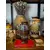 Foto de um(a) Antigo Vaso Jarro Oriental Com Dragão Em Bronze Cloisonné, da categoria de Vasos. Antigo e super diferente vaso em bronze artístico japonês, técnica de trabalho feito à mão chamado de Cloisonné. Na frente... Mostrado de uma perspectiva diferente. Vendido no marketplace Trésors.