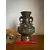 Foto de um(a) Antigo Vaso Com Alças Japonês Oriental Em Bronze Cloisonné, da categoria de Vasos. Antigo e importante vaso artístico com alças em bronze com Cloisonné, peça de excelente qualidade. Cada lado da peça segue... Mostrado de uma perspectiva diferente. Vendido no marketplace Trésors.