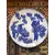 Foto de um(a) Antigo Prato Medalhão Porcelana Japonesa Imari Azul E Branco, da categoria de Pratos Decorativos. ~ Imari Blue and White ~ A celebre porcelana japonesa. Antigo e grande prato/medalhão em porcelana artística pintado à mão.... Mostrado de uma perspectiva diferente. Vendido no marketplace Trésors.