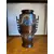 Foto de um(a) Antigo Vaso Jarro Oriental Com Dragão Em Bronze Cloisonné, da categoria de Vasos. Antigo e super diferente vaso em bronze artístico japonês, técnica de trabalho feito à mão chamado de Cloisonné. Na frente... Mostrado de uma perspectiva diferente. Vendido no marketplace Trésors.