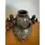 Foto de um(a) Antigo Raro Vaso Jarro Japonês Cães Fó Bronze Cloisonné XIX, da categoria de Vasos. Antigo e imponente vaso artístico com alças em bronze com Cloisonné, peça de excelente qualidade. Linda decoração com flores... Mostrado de uma perspectiva diferente. Vendido no marketplace Trésors.