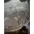 Foto de um(a) Antiga Bandeja Decorativa Com Alces Em Cristal Francês, da categoria de Bandejas. Para quem gosta de peças exclusivas.Antiga e grande bandeja em cristal francês, decorada com figuras de alces lapidados à... Mostrado de uma perspectiva diferente. Vendido no marketplace Trésors.