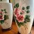 Foto de um(a) Antigo Raro Par De Vasos Em Opalina Francesa Art Nouveau, da categoria de Vasos. Antigo e raro par de vasos artísticos em opalina francesa, cor azul bebê, decoração floral pintada à mão. Peças imponentes e... Mostrado de uma perspectiva diferente. Vendido no marketplace Trésors.