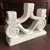 Foto de um(a) Antigo Candelabro Castiçal Art Deco Porcelana Beswick, da categoria de Castiçais. Diferente candelabro para 3 velas, estilo Art Deco, em porcelana inglesa, manufatura Beswick. Década de 1950. Em perfeito... Mostrado de uma perspectiva diferente. Vendido no marketplace Trésors.