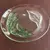 Foto de um(a) Antigo Centro De Mesa Fruteira Em Cristal Francês Selado, da categoria de Centro de mesa. Maravilhoso centro de mesa em fino cristal francês lapidado à mão. Peça selada e perfeita. Mede: 20 x 18cm. Mostrado de uma perspectiva diferente. Vendido no marketplace Trésors.
