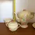 Foto de um(a) Antigo Conjunto Café Chá Porcelana Inglesa Brentleigh Ware, da categoria de Conjuntos de café e chá. Antigo e muito decorativo jogo de café ou chá Art Deco em porcelana Inglesa Brentleigh Ware Staffordshire. O nome dessa... Mostrado de uma perspectiva diferente. Vendido no marketplace Trésors.