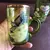 Foto de um(a) Antigas Canecas Murano Vidro Veneziano Mary Gregory Verde, da categoria de Canecas. Par de canecas em Murano veneziano, com linda pintura feita à mão com esmalte e ouro. Estilo Mary Gregory. Ambas em perfeito... Mostrado de uma perspectiva diferente. Vendido no marketplace Trésors.