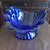 Foto de um(a) Antigo Centro De Mesa Francês Art Deco Vidro Azul, da categoria de Centro de mesa. Lindo e grande centro de mesa em fino vidro francês prensado e soprado. Década de 1950. Art Deco. Em perfeito estado. ... Mostrado de uma perspectiva diferente. Vendido no marketplace Trésors.