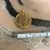 Foto de um(a) Antiga Rara Medalha Pingente Dourado Do Signo Aquário, da categoria de Outros colecionáveis. Rara medalha italiana, atrás têm o mês que começa e termina em italiano. Meados do século XX. Banhada a ouro 18kaprox 2.5cm. Mostrado de uma perspectiva diferente. Vendido no marketplace Trésors.
