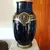 Foto de um(a) Antigo Vaso Jarro Ânfora Clássico Porcelana Sarreguemines, da categoria de Vasos. Importante vaso azul artístico em porcelana francesa Sarreguemines, pintado à mão e ornamentado com bronze. Peça toda... Mostrado de uma perspectiva diferente. Vendido no marketplace Trésors.