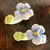 Foto de um(a) Par Decorativos Porta Guardanapos Porcelana Pia Bone China, da categoria de Anel para guardanapo. Par de anéis para guardanapos no formato de flores em fina porcelana feitos e pintados à mão, Pia Bone China, Filipinas.10cm... Mostrado de uma perspectiva diferente. Vendido no marketplace Trésors.