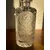 Foto de um(a) Antiga Garrafa Licoreira Cristal Francês Satiné Art Deco, da categoria de Garrafas. Antiga e grande garrafa licoreira em bloco maciço e pesado de cristal francês de excelente qualidade, lindo brilho natural e... Mostrado de uma perspectiva diferente. Vendido no marketplace Trésors.