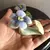 Foto de um(a) Par Decorativos Porta Guardanapos Porcelana Pia Bone China, da categoria de Anel para guardanapo. Par de anéis para guardanapos no formato de flores em fina porcelana feitos e pintados à mão, Pia Bone China, Filipinas.10cm... Mostrado de uma perspectiva diferente. Vendido no marketplace Trésors.