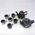Foto de um(a) Antigas Miniaturas Conjunto De Chá Em Bronze Cloisonné, da categoria de Outros colecionáveis. Contem 2 bules que medem 6x8cm E 6 canequinhas, todas as peças em bronze esmaltadas à mão, uma arte!. Mostrado de uma perspectiva diferente. Vendido no marketplace Trésors.