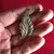 Foto de um(a) Fino Broche No Formato De Folha Banhado A Ouro, da categoria de Outros colecionáveis. Peça feita à mãoaproximadamente 5cm. Mostrado de uma perspectiva diferente. Vendido no marketplace Trésors.