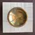 Foto de um(a) Elegante Porta-cartões Cinzeiro Estilo Art Deco, da categoria de Cinzeiros. Elegante porta-cartões, também pode ser um cinzeiro em folhas de marfim com bronze. Estilo Art Deco. Diâmetro 16cm. Mostrado de uma perspectiva diferente. Vendido no marketplace Trésors.