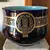 Foto de um(a) Antigo Vaso Cachepô Jarro Porcelana Francesa Sarreguemines, da categoria de Cachepot. Antigo vaso cachepô artístico em porcelana francesa Sarreguemines cor azul cobalto, a favorita do rei Louis XV. Decoração de... Mostrado de uma perspectiva diferente. Vendido no marketplace Trésors.