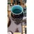 Foto de um(a) Antigo Vaso Jarro Ânfora Clássico Porcelana Sarreguemines, da categoria de Vasos. Importante vaso azul artístico em porcelana francesa Sarreguemines, pintado à mão e ornamentado com bronze. Peça toda... Mostrado de uma perspectiva diferente. Vendido no marketplace Trésors.